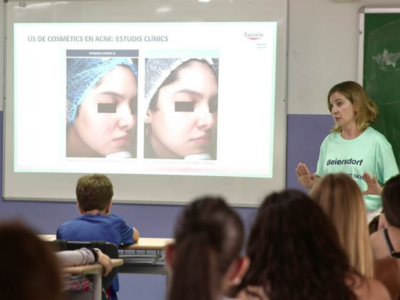 Más de 4000 alumnos de ESO y bachillerato se forman sobre el impacto que causa el acné en la adolescencia