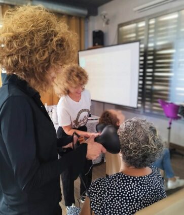 La academia de peluquería especializada en rizos Lino Curly, dedicada al cuidado y atención de las diferentes texturas del cabello rizado