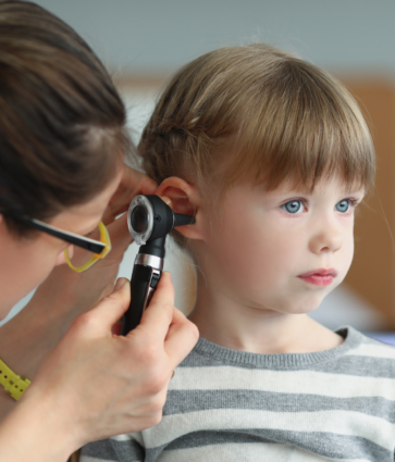 La Dra. Jennifer Cueva, del Centro Médico Quirónsalud Plaza Euskadi, explica tres formas de evitar la otitis en verano