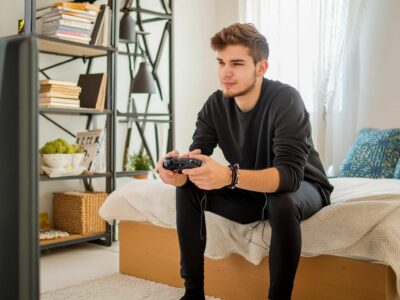 El fisioterapeuta Pablo de la Serna analiza la relación entre videojuegos y dolor de espalda