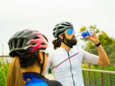 Profesionales de Quiron Prevencion remarcan la importancia de beber agua regularmente para vivir un verano sin riesgos