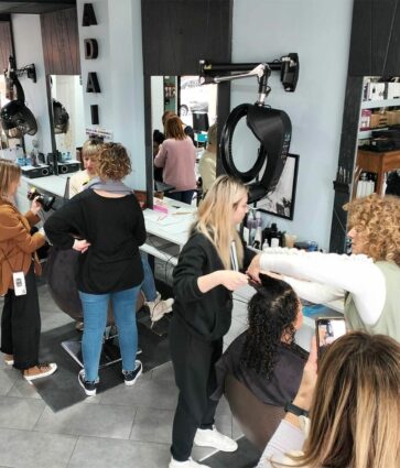 Lino Curly presenta sus nuevos cursos de peluquería: capacitación en métodos de cuidado para el cabello rizado al alcance de todos