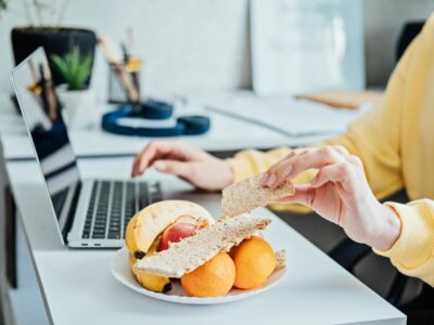 Consejos para comer saludable y evitar las tentaciones durante el teletrabajo