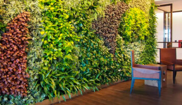 Ideas creativas para combinar elementos naturales con jardines verticales artificiales