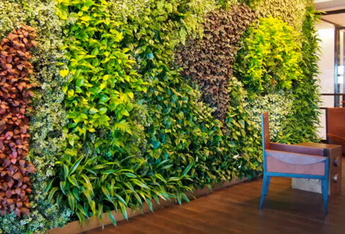 Ideas creativas para combinar elementos naturales con jardines verticales artificiales