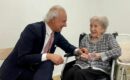 Crescencia cumple 111 años, como símbolo de vitalidad, de la mano del doctor Manuel de la Peña