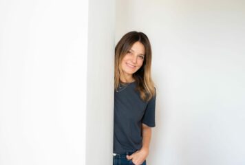 Un spray que cambia las reglas del juego: llega la bruma que reduce brotes y afina la piel en tiempo récord