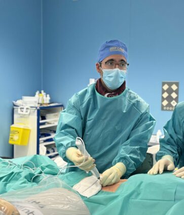 Policlínica Gipuzkoa realiza la primera intervención mínimamente invasiva del territorio contra la claudicación por la estenosis lumbar