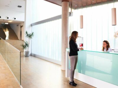 Clínica Fernández de Cirugía Estética en Oviedo: una vocación médica que une a dos generaciones y sitúa la seguridad en el centro de la cirugía estética