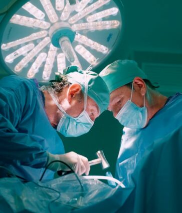 Neurocirujanos de Vithas advierten sobre el dolor de espalda, una de las principales causas de baja médica