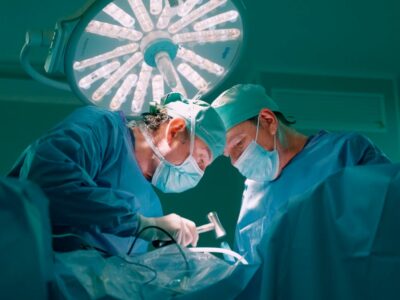 Neurocirujanos de Vithas advierten sobre el dolor de espalda, una de las principales causas de baja médica